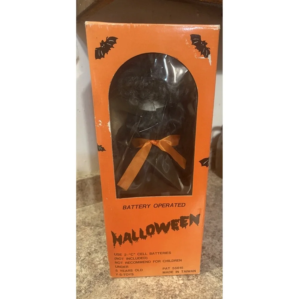 Vintage 80s Halloween Witch w/ Skull 15